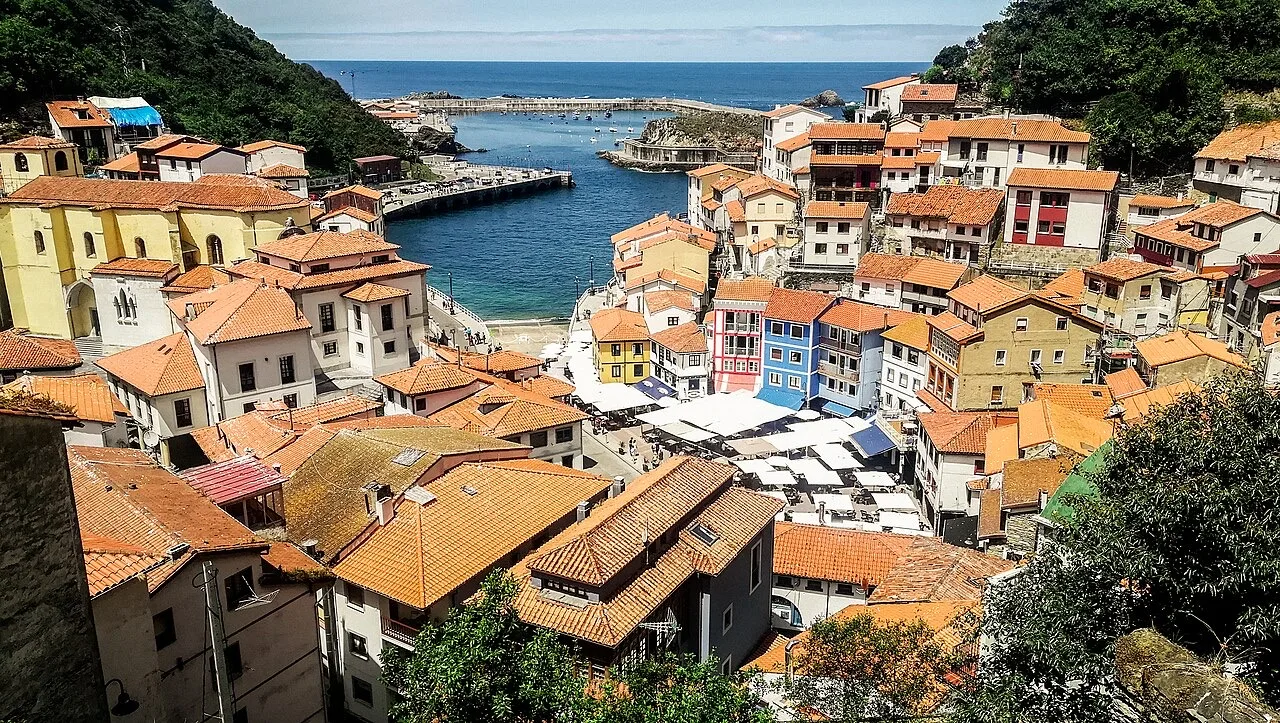 Tejados de Cudillero con el mar al fondo