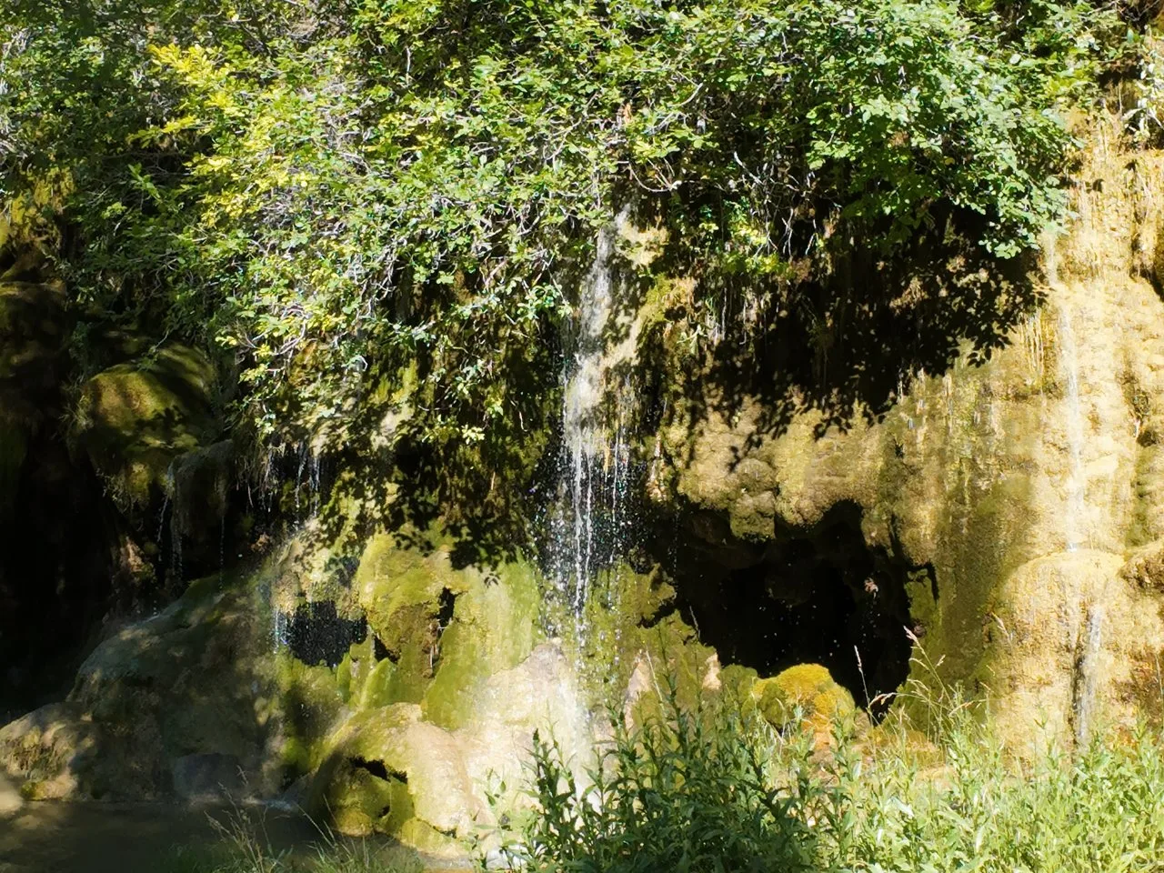 Cascadas del Nacimiento del río Cuervo en primavera