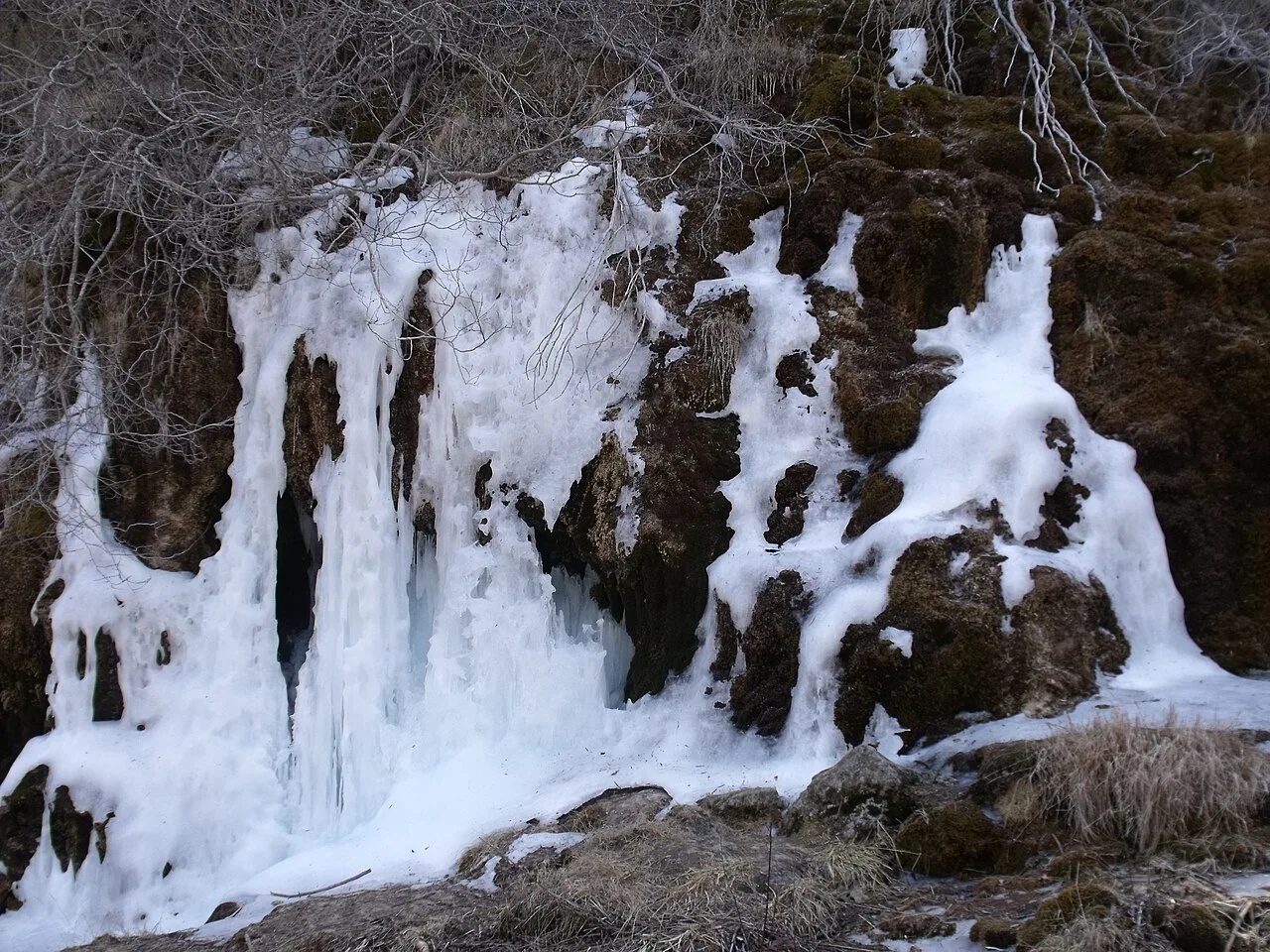 Cascada helada en el Nacimiento del río Cuervo