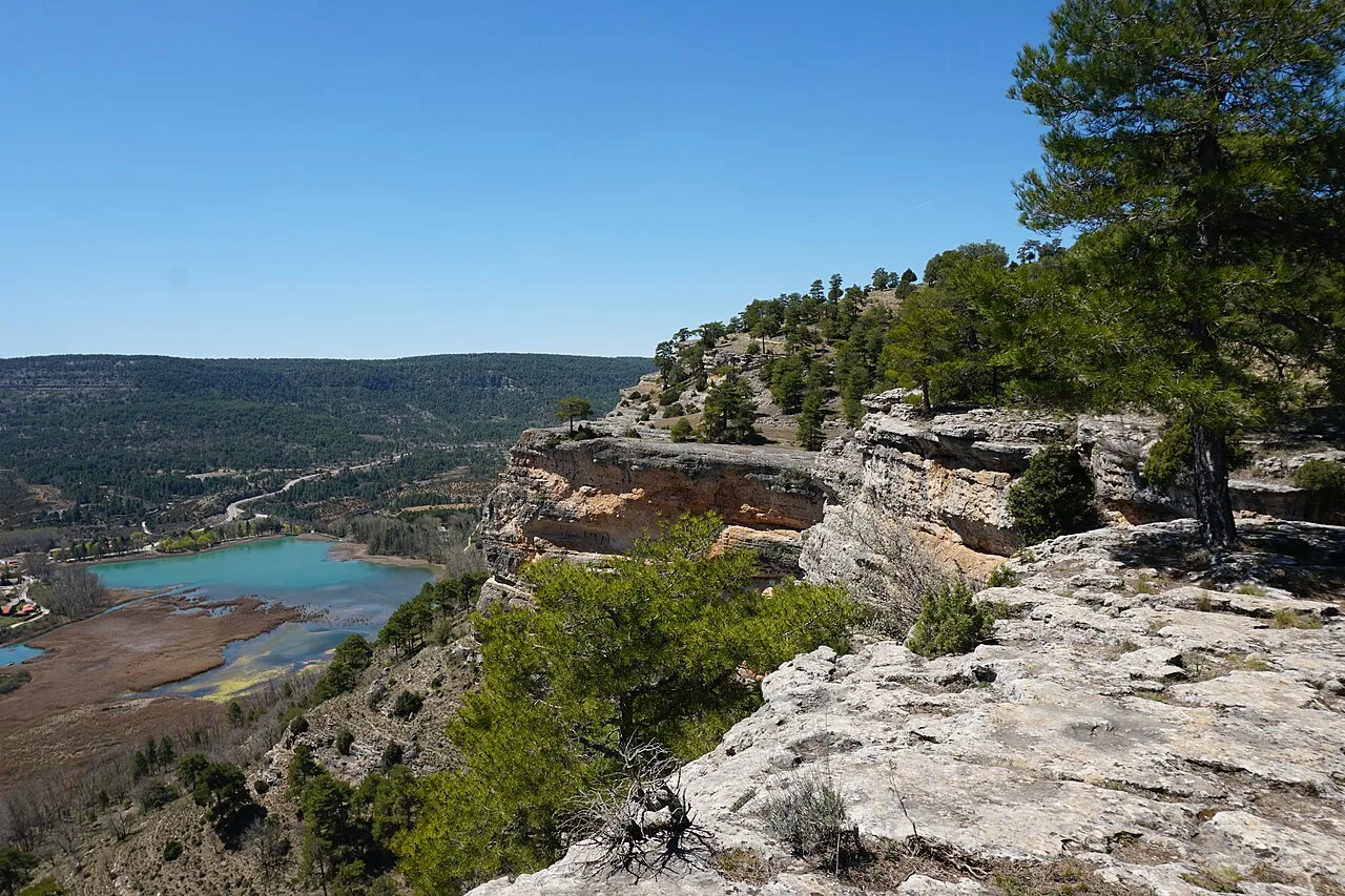 Vista de la Laguna de Uña desde la ruta del Escalerón