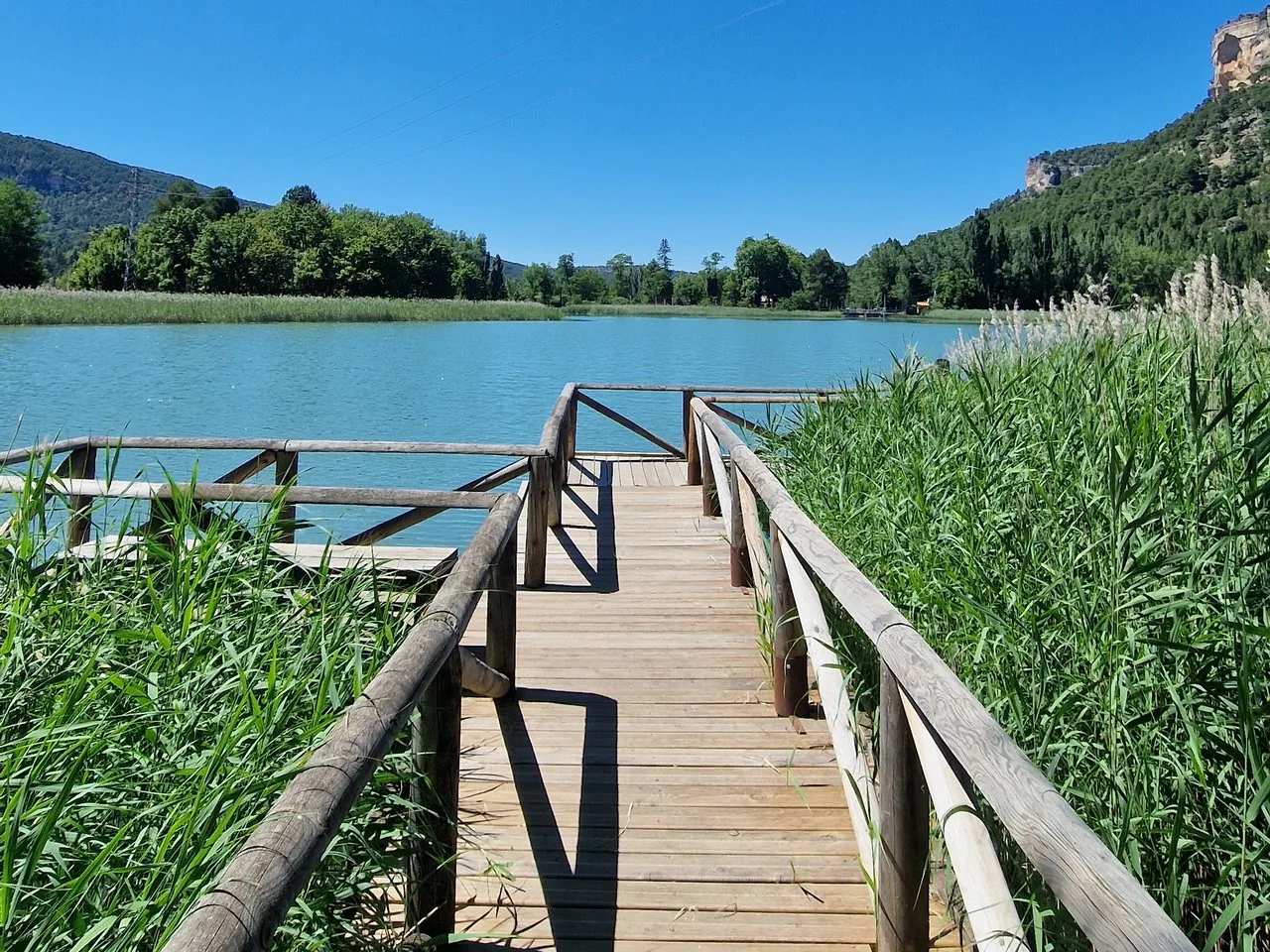 Pasarela de madera en la Laguna de Uña