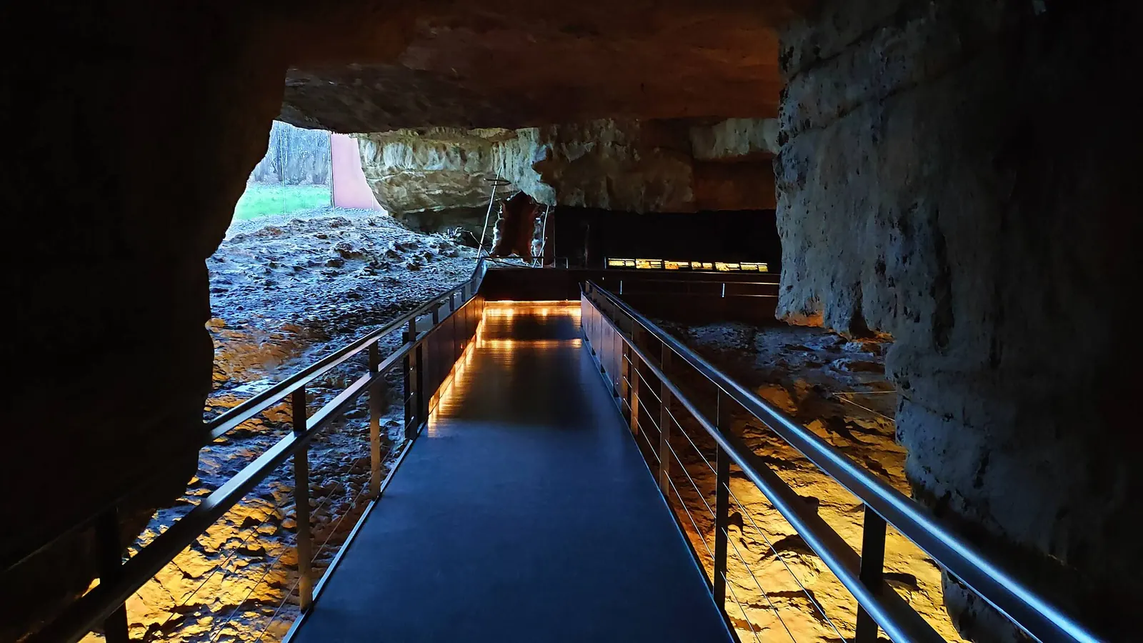 Acceso a la Neocueva de Altamira