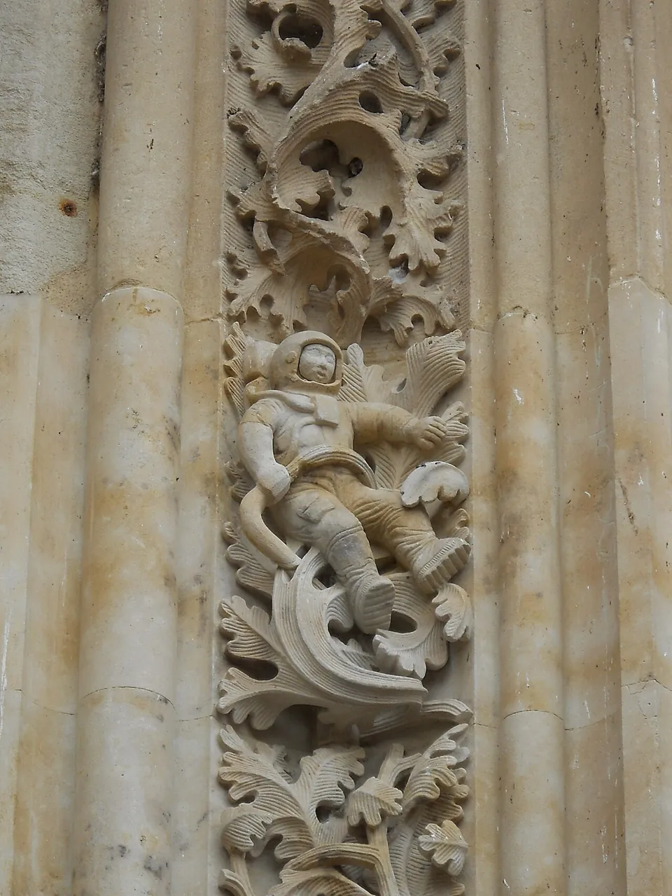 Astronauta en la Puerta de Ramos de la Catedral Nueva de Salamanca
