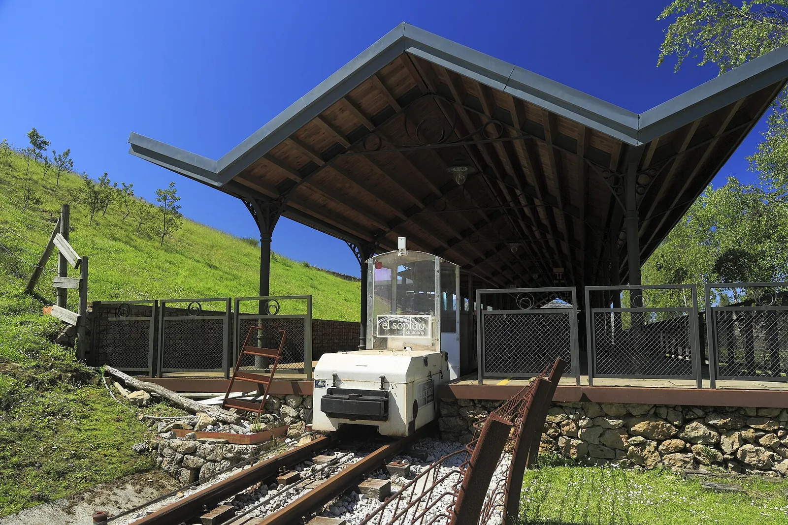 Tren minero de acceso a la Cueva El Soplao