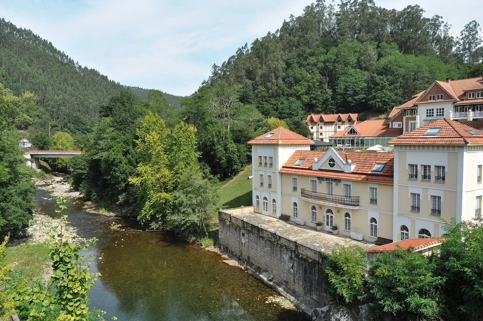 Gran Hotel Balneario de Puente Viesgo junto al río Pas