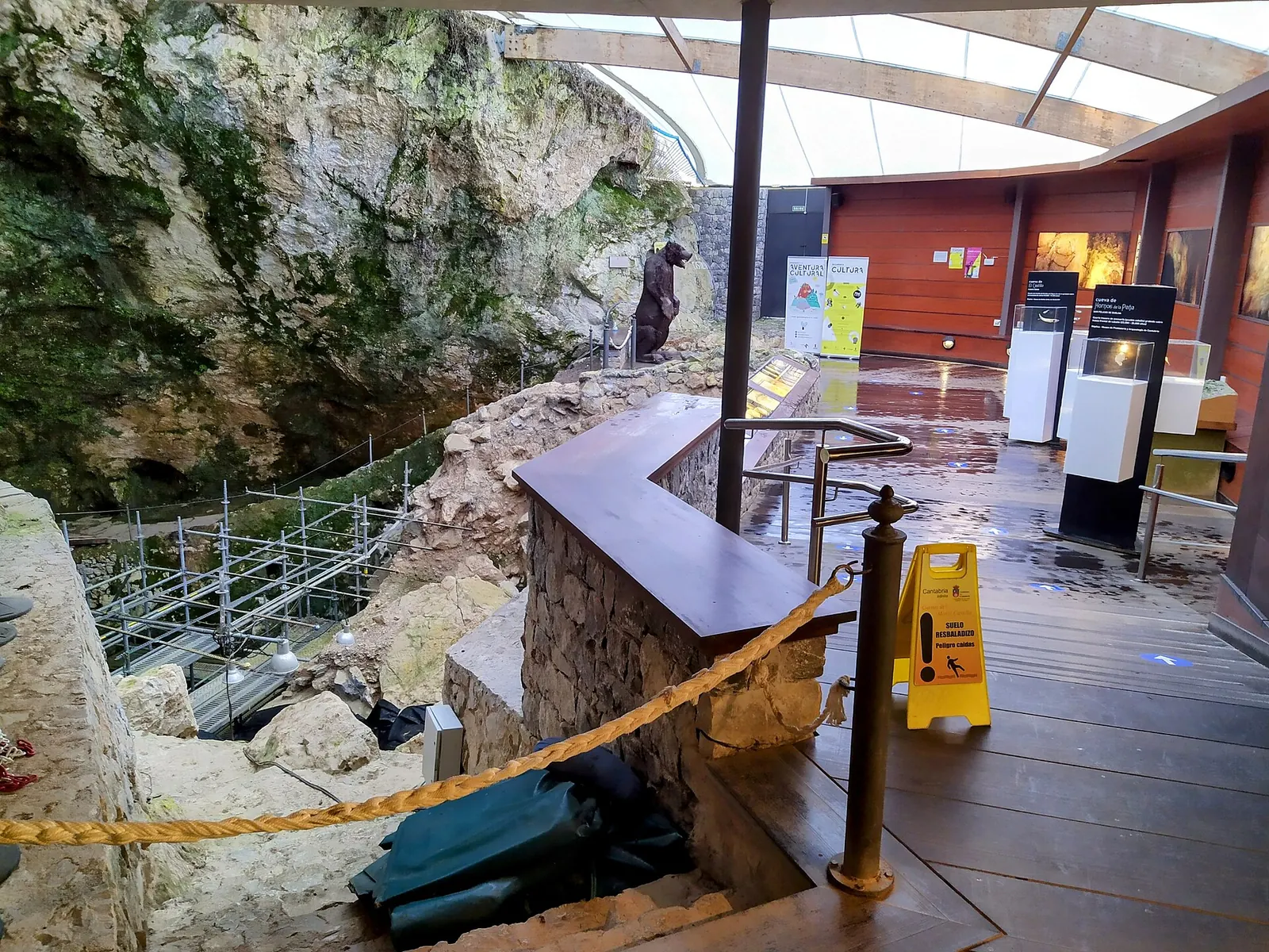 Entrada a la cueva de El Castillo en Puente Viesgo