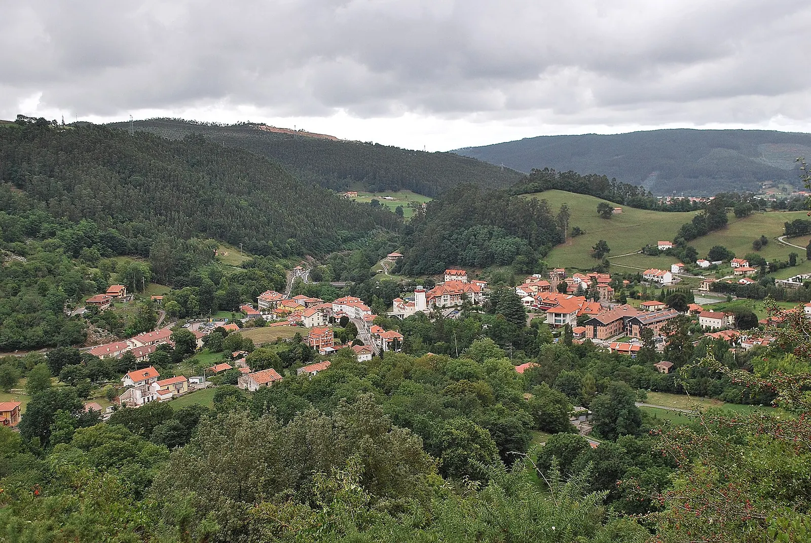 Vista de Puente Viesgo entre montes