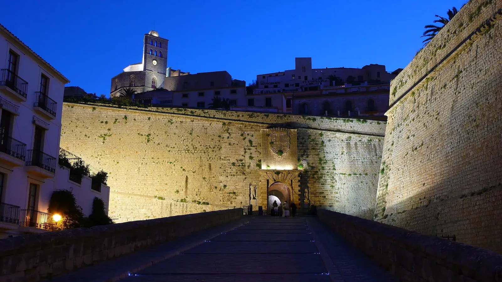 Murallas de Dalt Vila iluminadas de noche