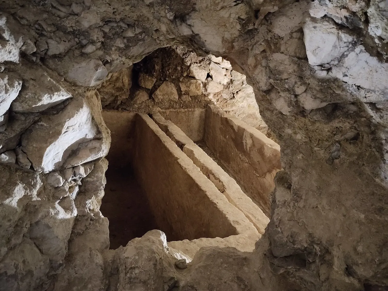 Tumba excavada en la roca en la necrópolis de Puig des Molins