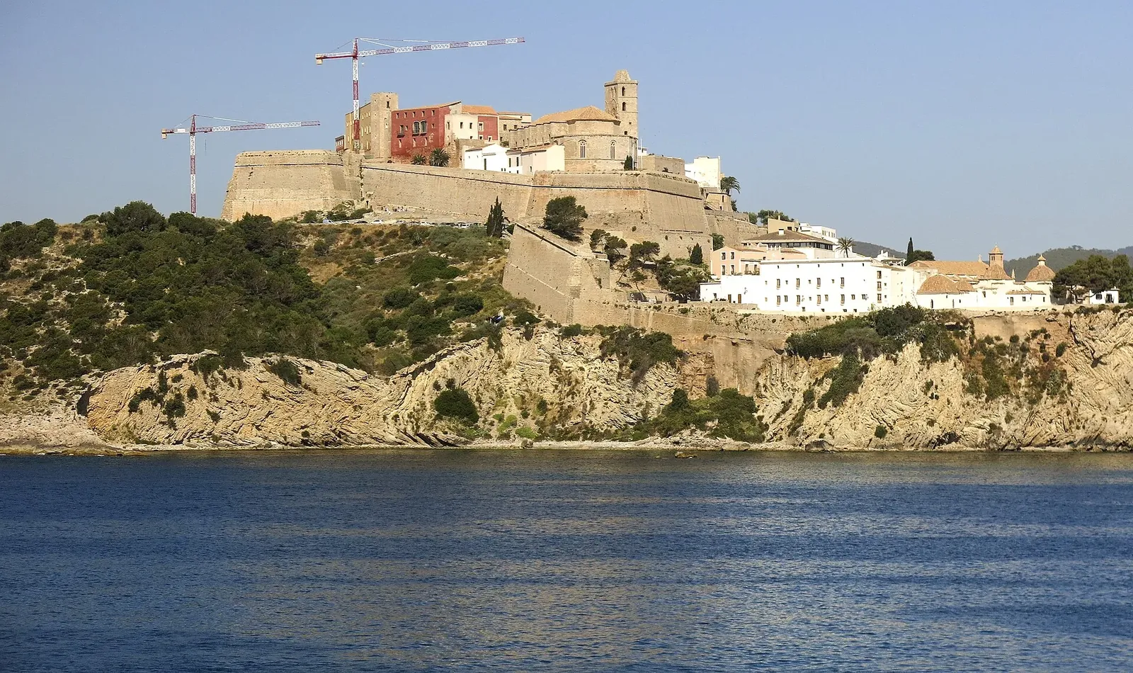 Dalt Vila vista desde el mar