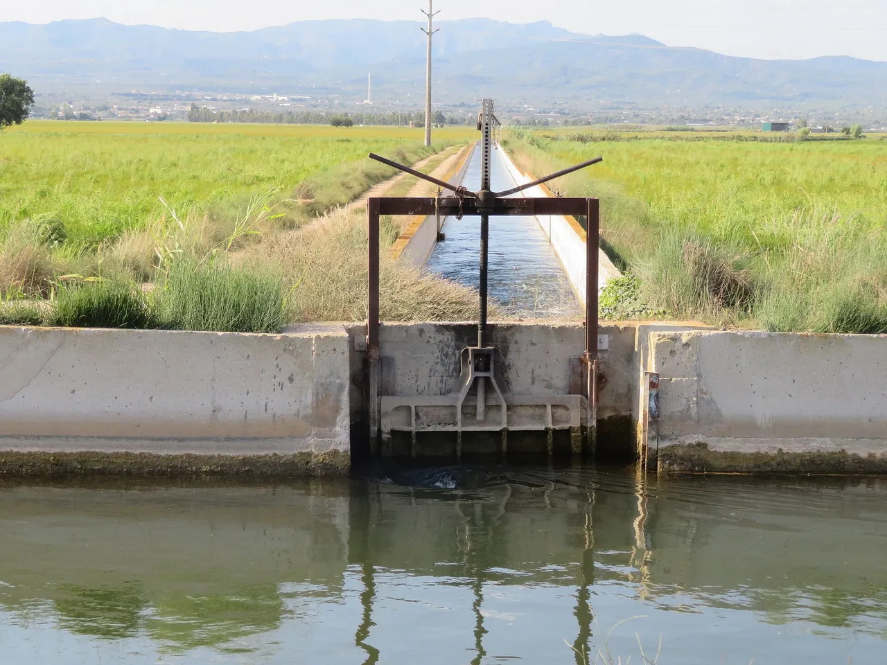 Infraestructura de riego en los arrozales del Delta del Ebro