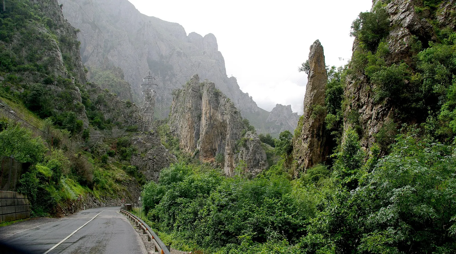 Carretera N-621 por el Desfiladero de La Hermida