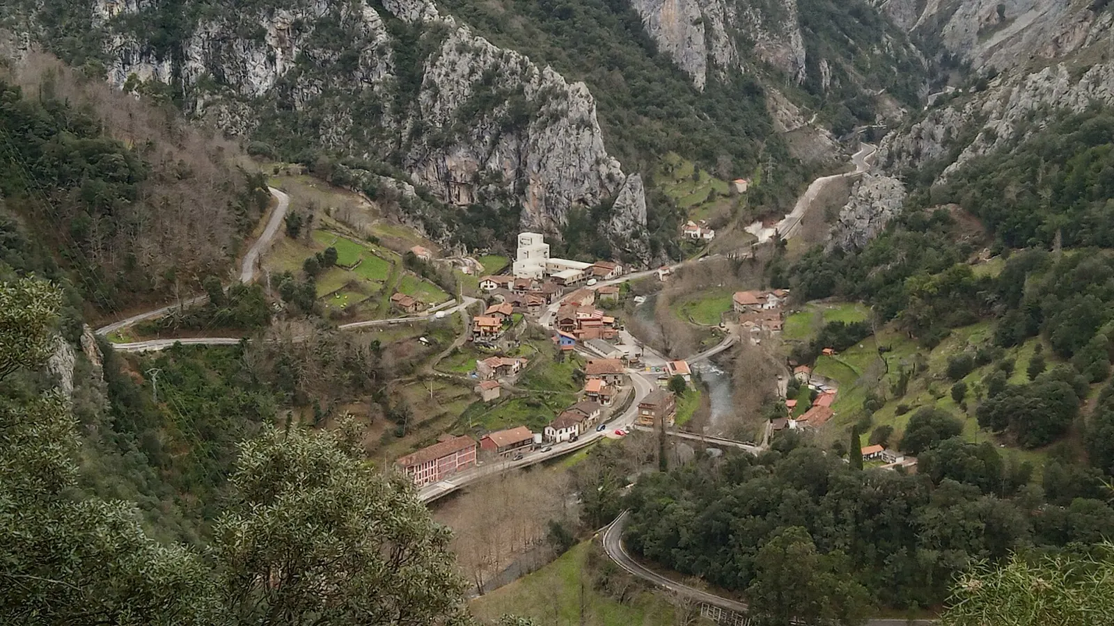Pueblo de La Hermida entre montañas