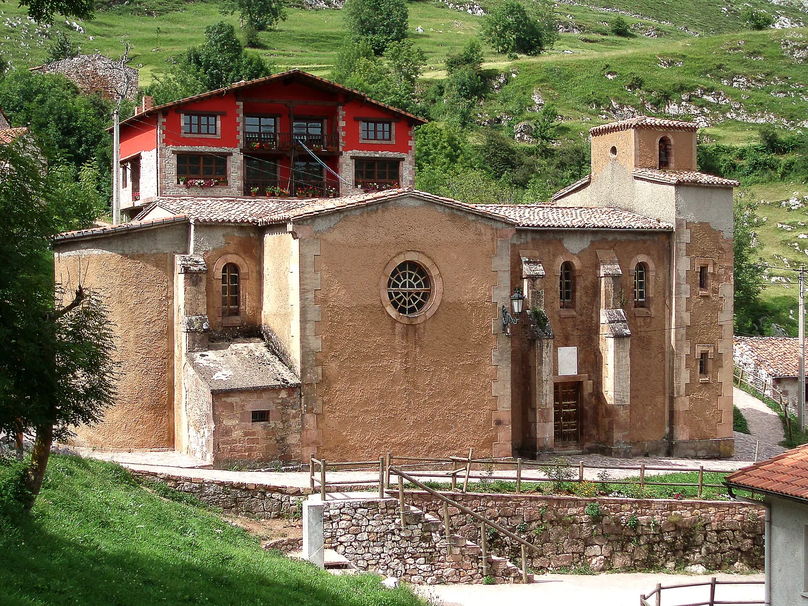 Iglesia de Tresviso, en lo alto del desfiladero