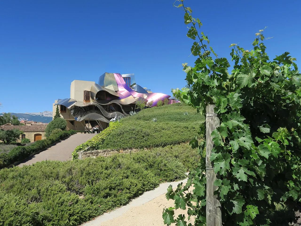 Fachada ondulada del hotel Marqués de Riscal en Elciego