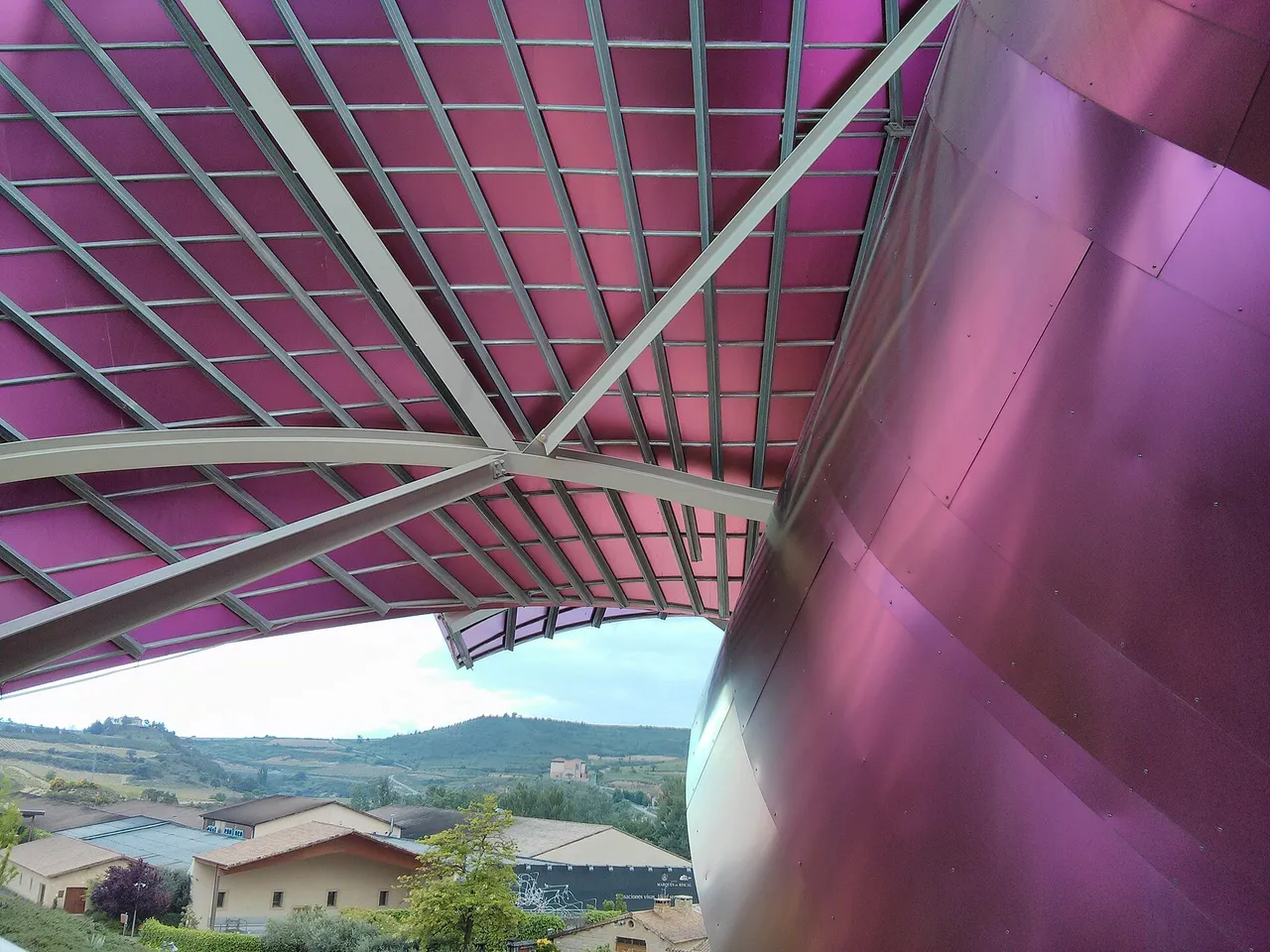 Detalle del hotel Marqués de Riscal con láminas de titanio