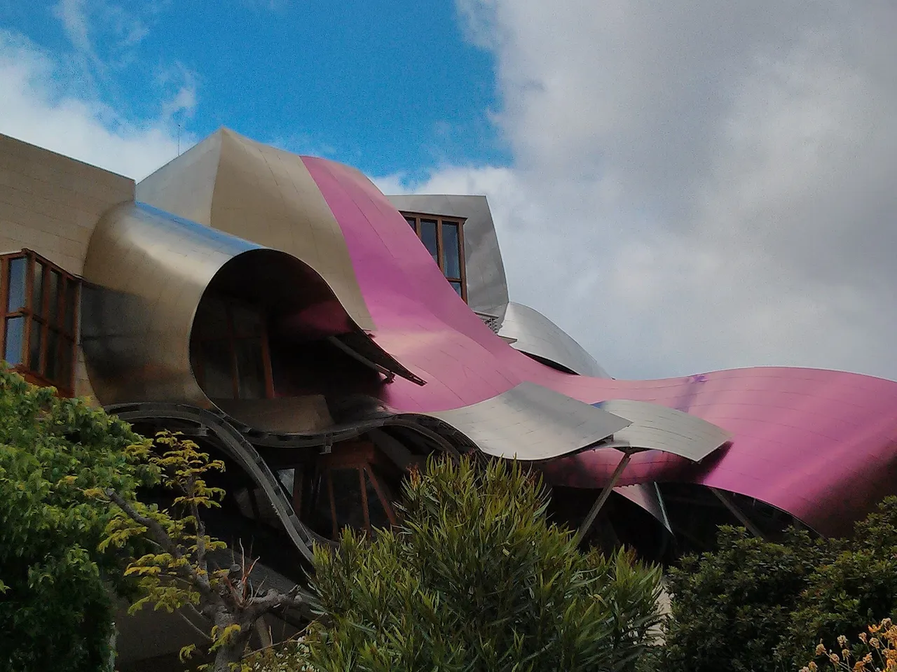 Vista del hotel Marqués de Riscal junto a la bodega