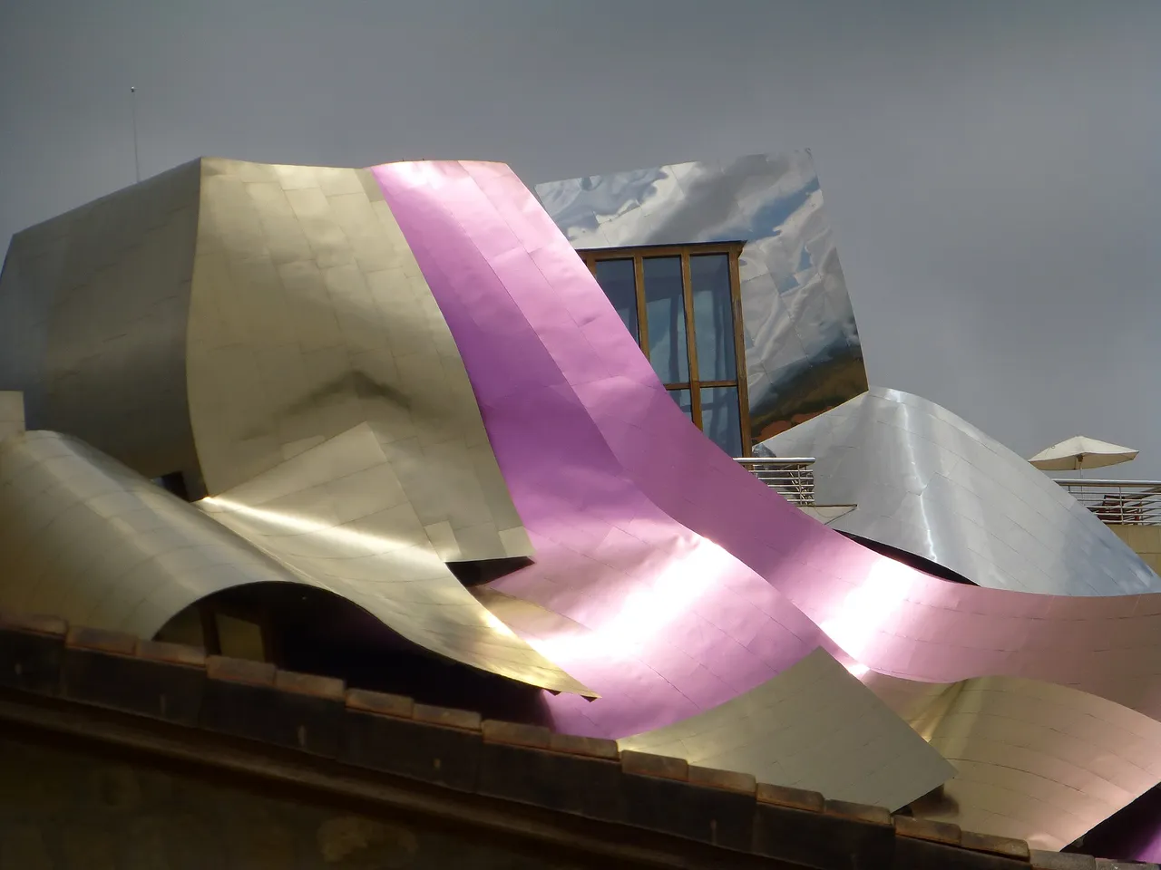 Hotel Marqués de Riscal con el pueblo de Elciego detrás