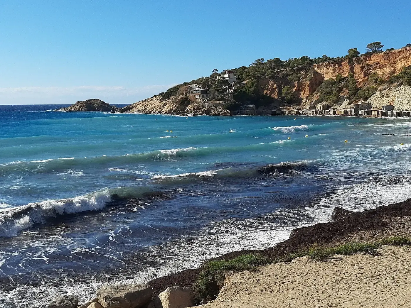 Cala d'Hort con agua turquesa en Ibiza