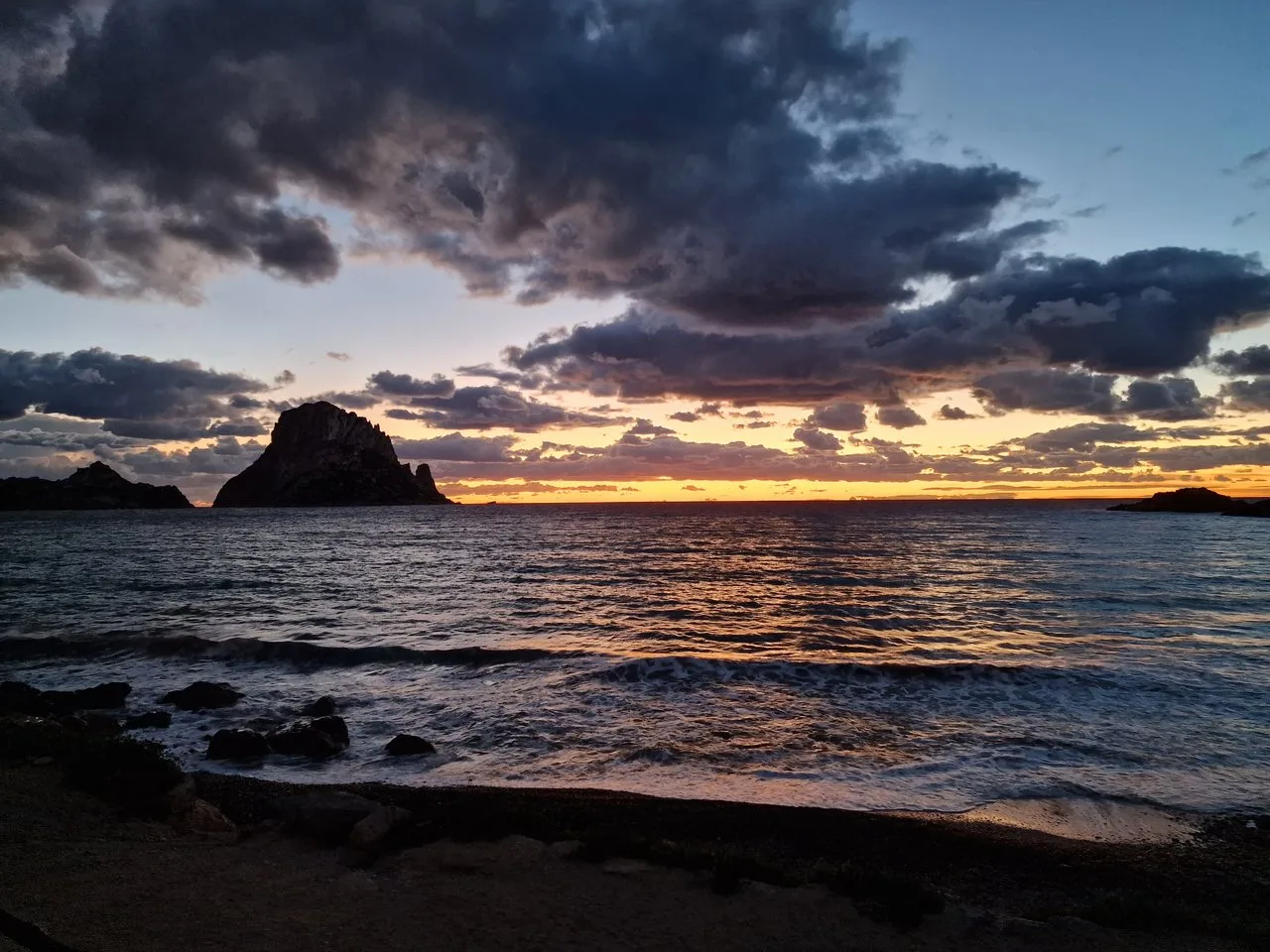 Es Vedrà a contraluz al atardecer