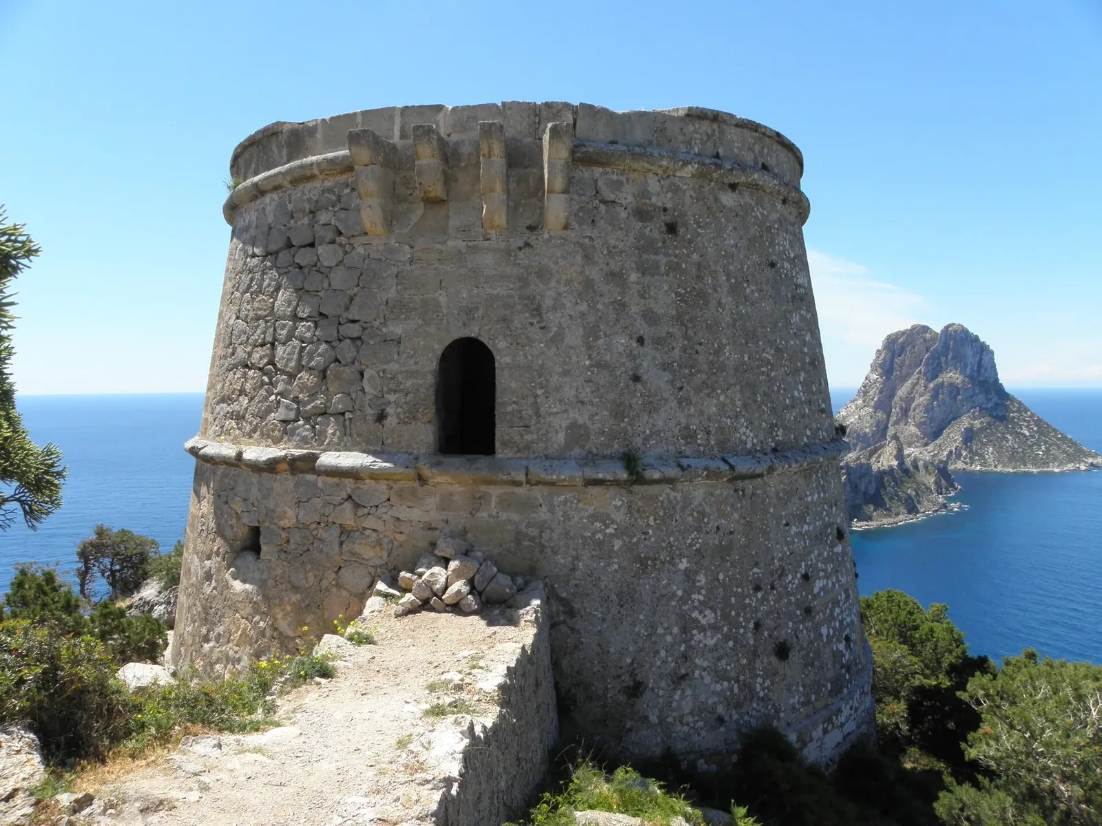 Torre des Savinar con Es Vedrà al fondo