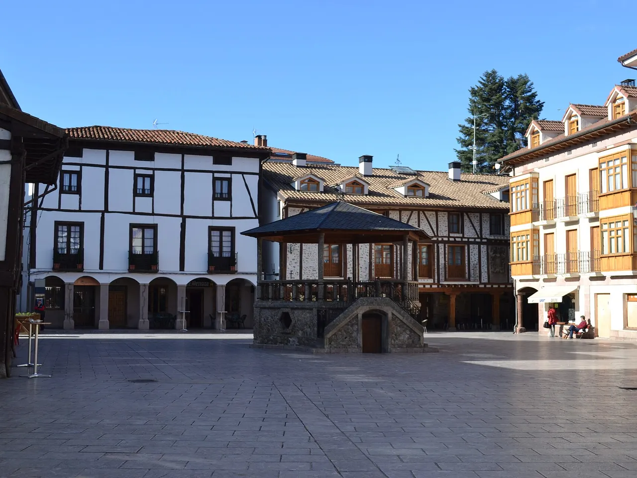 Plaza del Conde Torremúzquiz en Ezcaray con edificios históricos