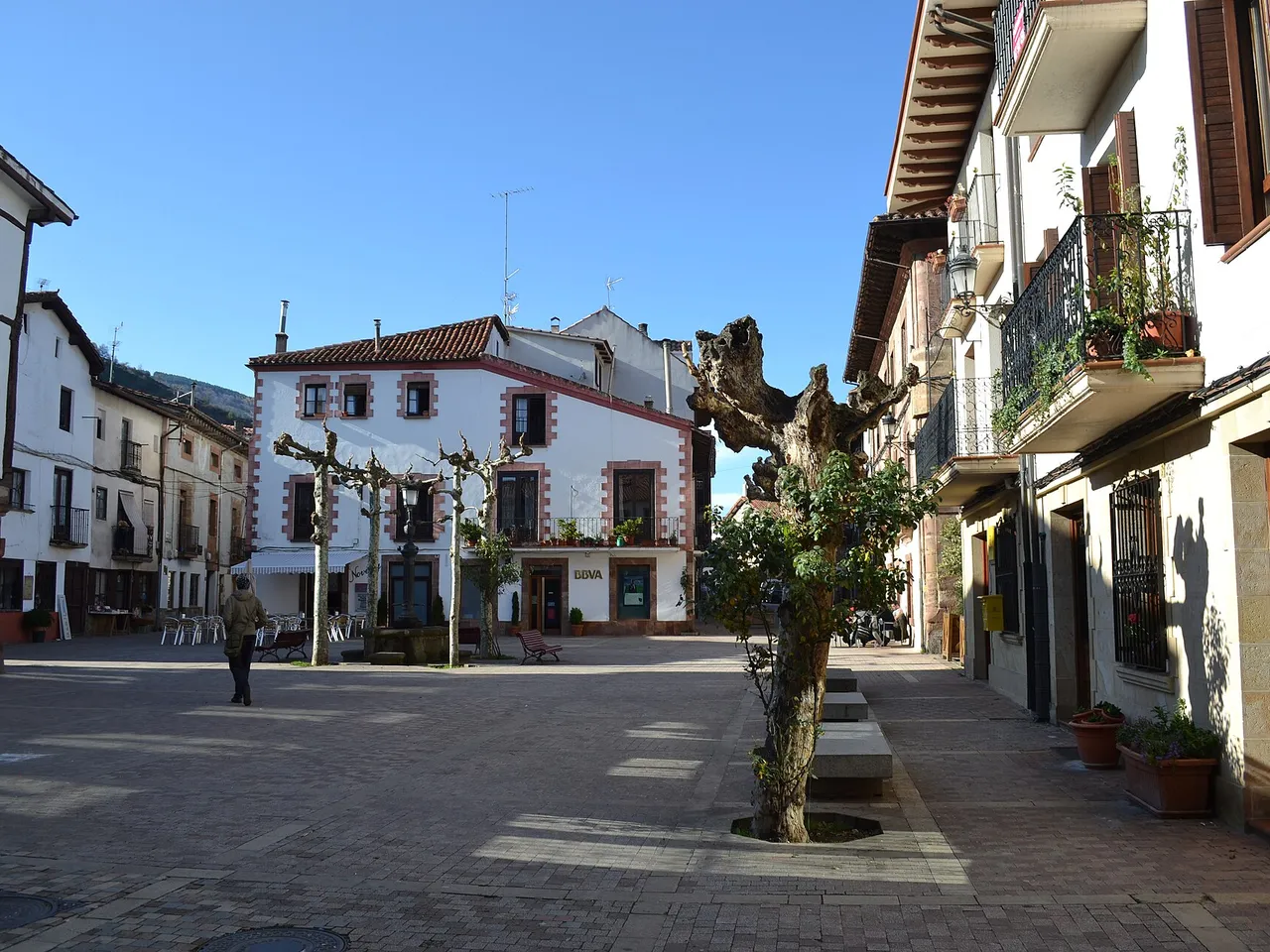 Plaza de la Vendimia en Ezcaray con terrazas