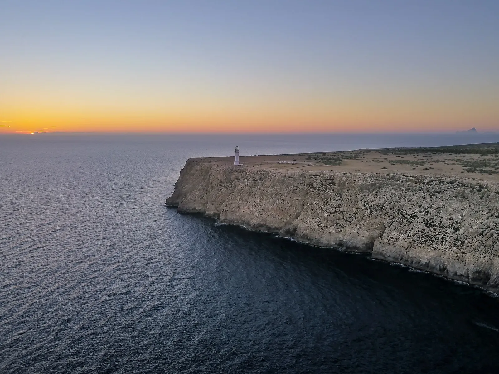 Acantilados de Cap de Barbaria con el faro al fondo