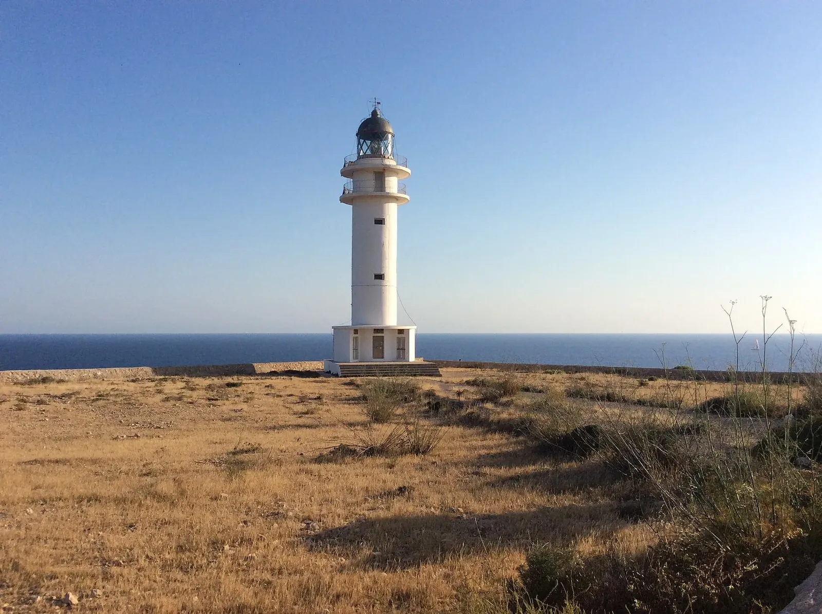Faro de Cap de Barbaria: el atardecer más famoso de Formentera, cómo llegar y qué ver