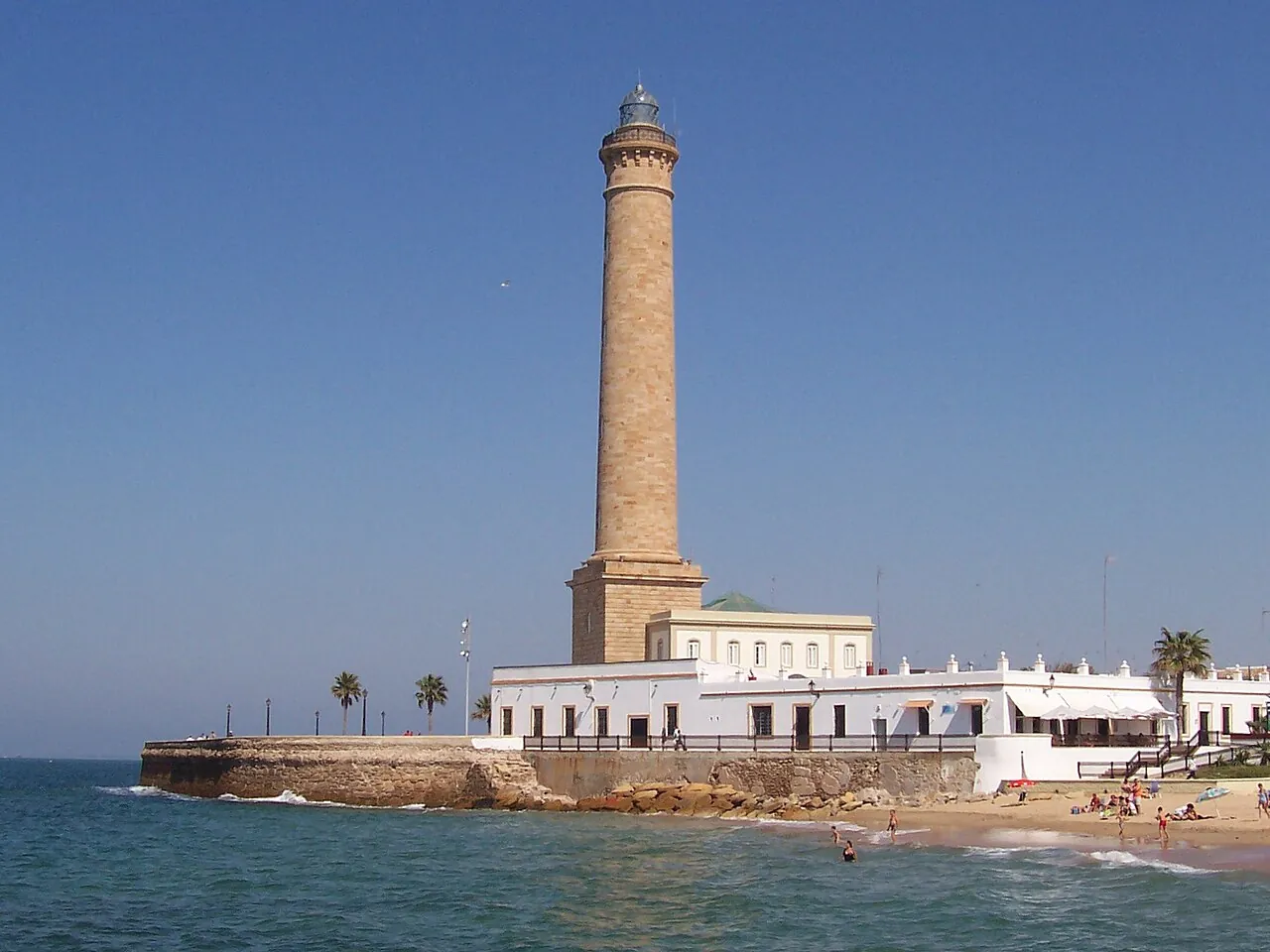 Faro de Chipiona junto al mar