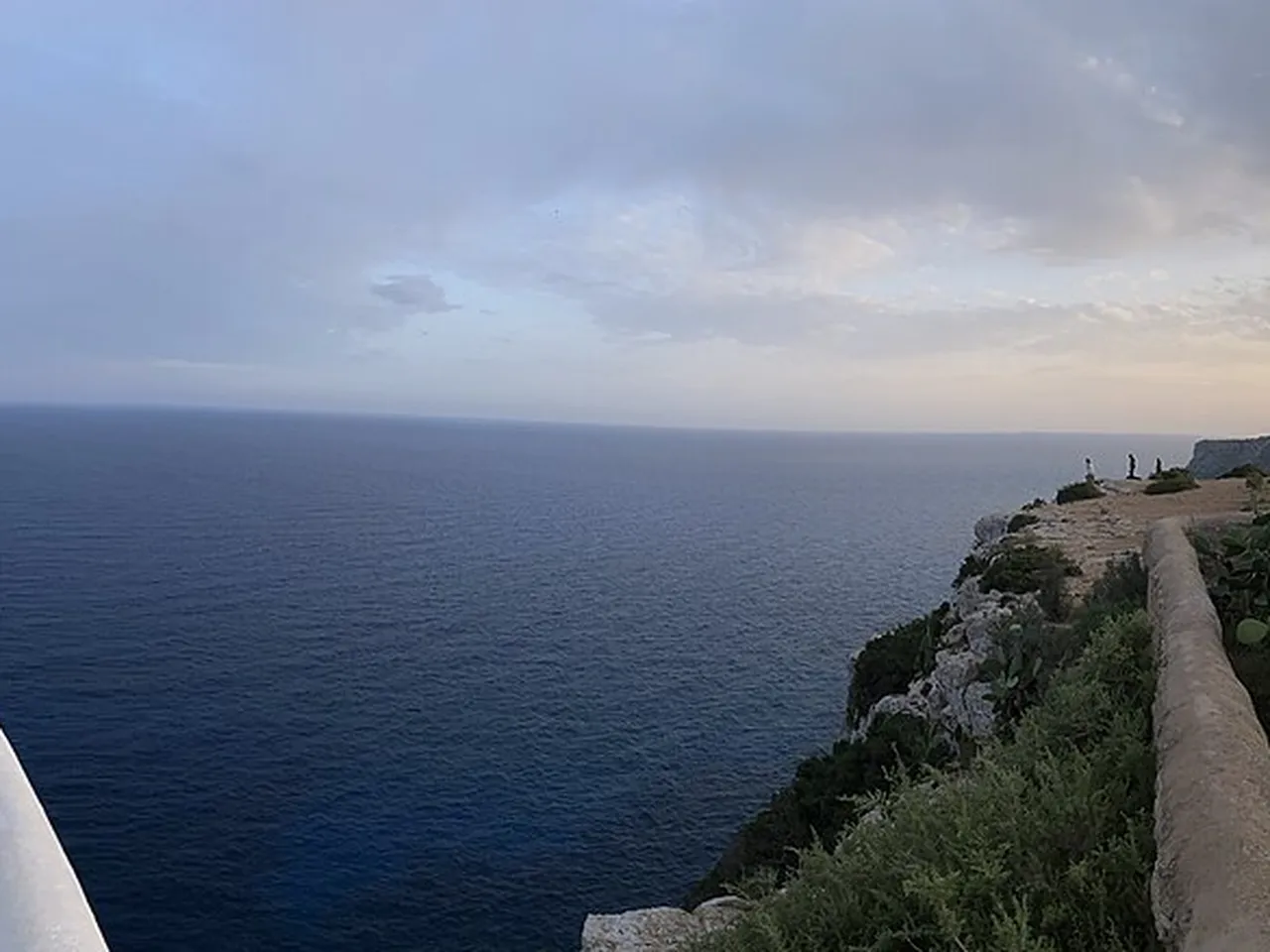 Acantilado y mar desde el Faro de la Mola en Formentera