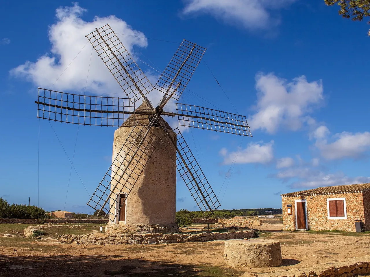 Molí Vell de la Mola en Formentera, molino de viento blanco