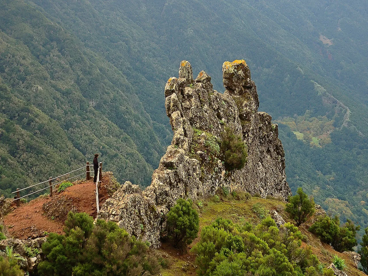 Roque de piedra en el mirador de Jinama en El Hierro
