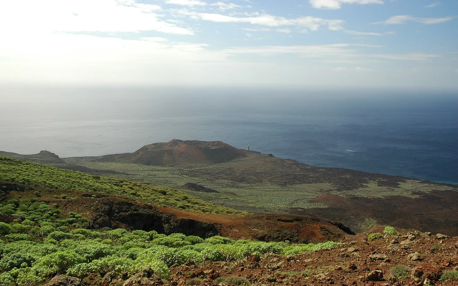 Paisaje verde de El Pinar en El Hierro con el mar al fondo