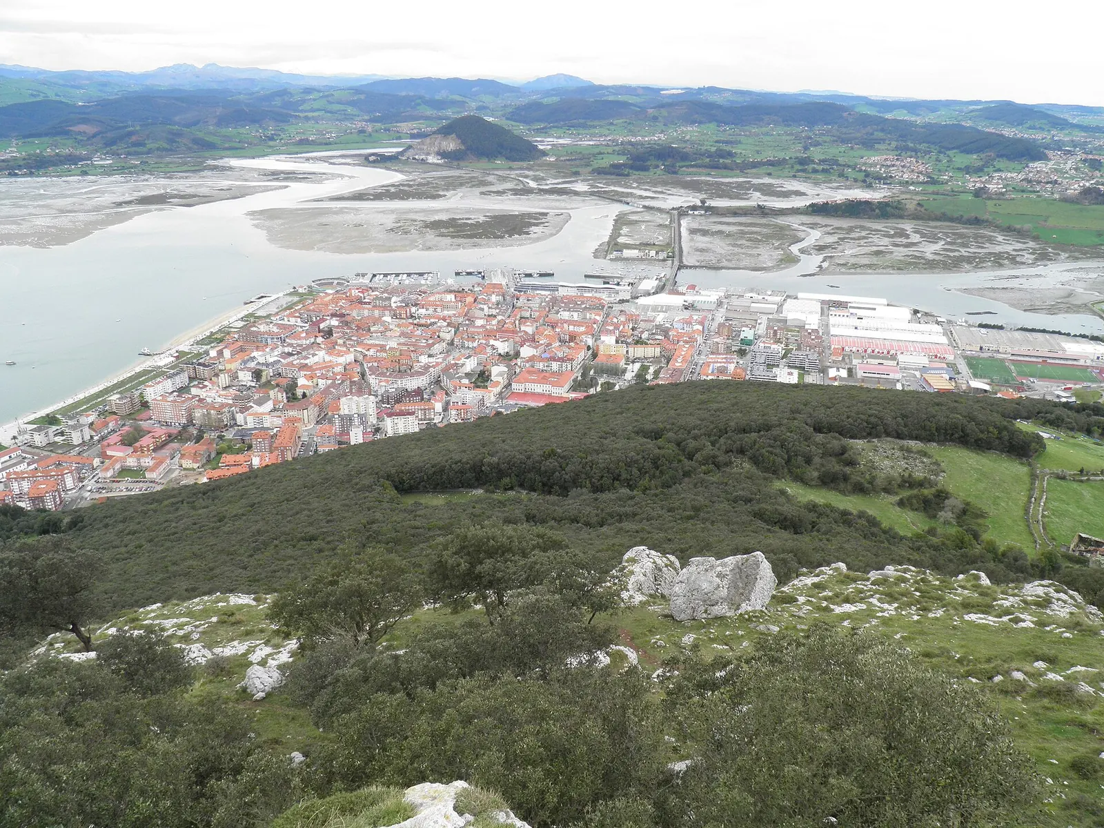 Vista aérea de Santoña y las marismas