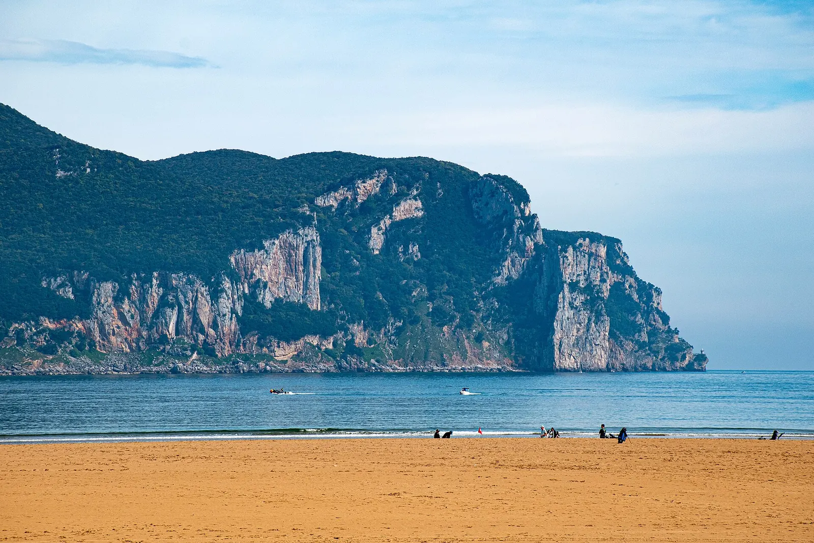 Monte Buciero de Santoña visto desde la playa de Laredo