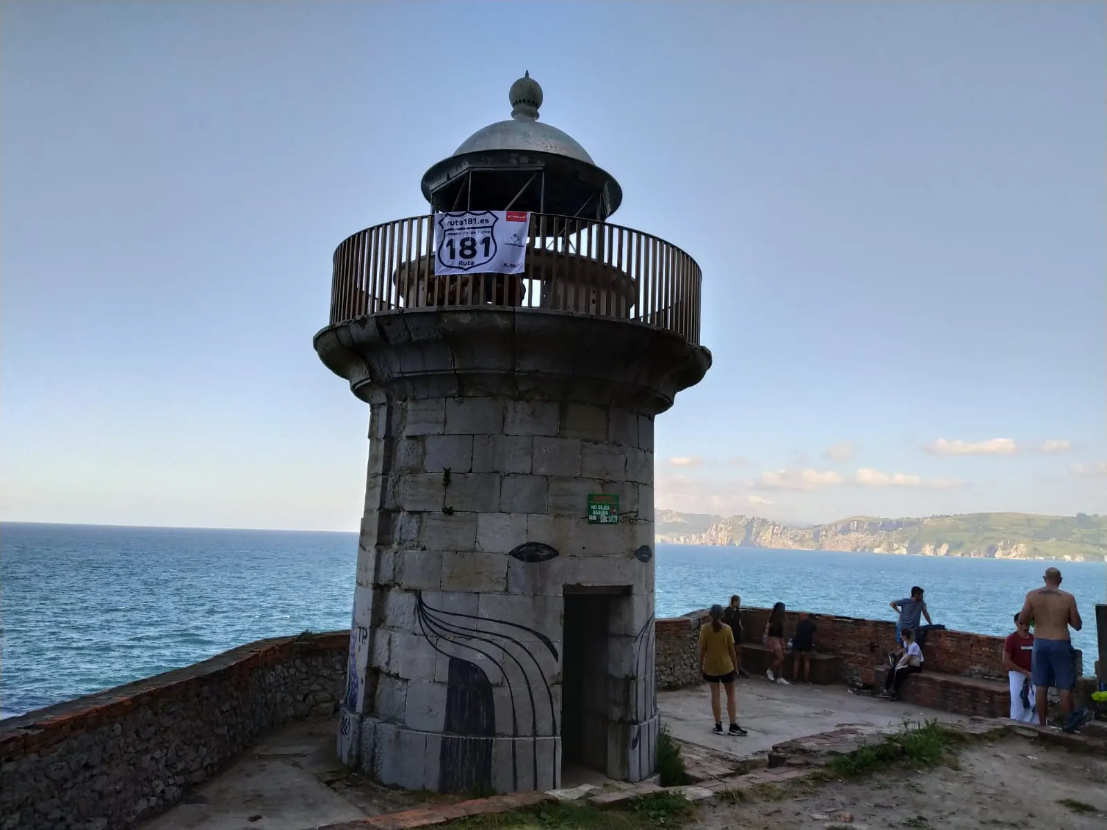 Faro del Caballo sobre el mar en Santoña