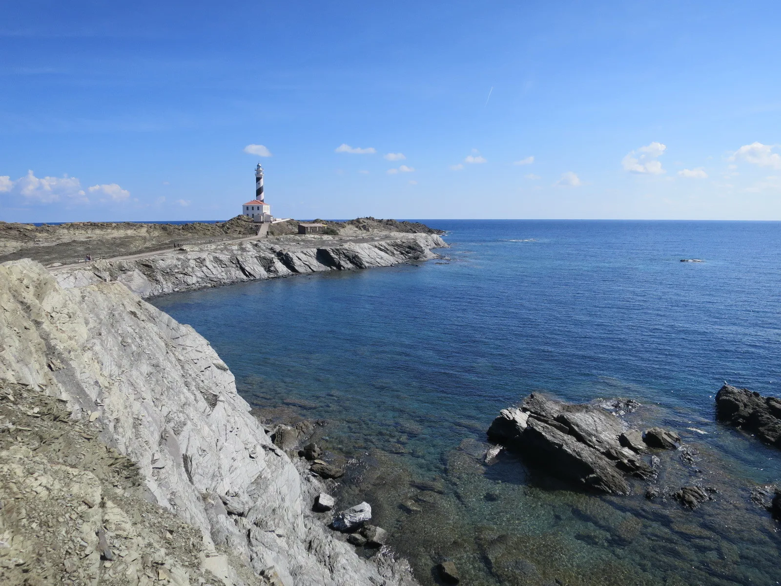 Faro de Favàritx sobre el cabo de pizarra