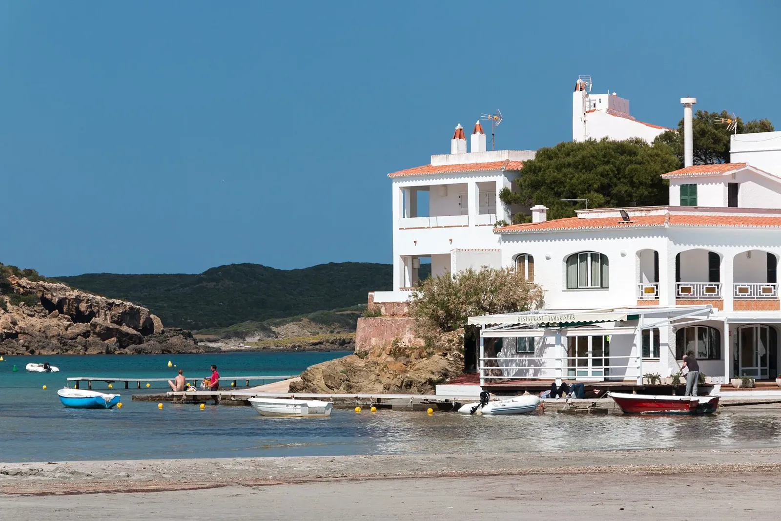 Casas blancas y playa de Es Grau en Menorca