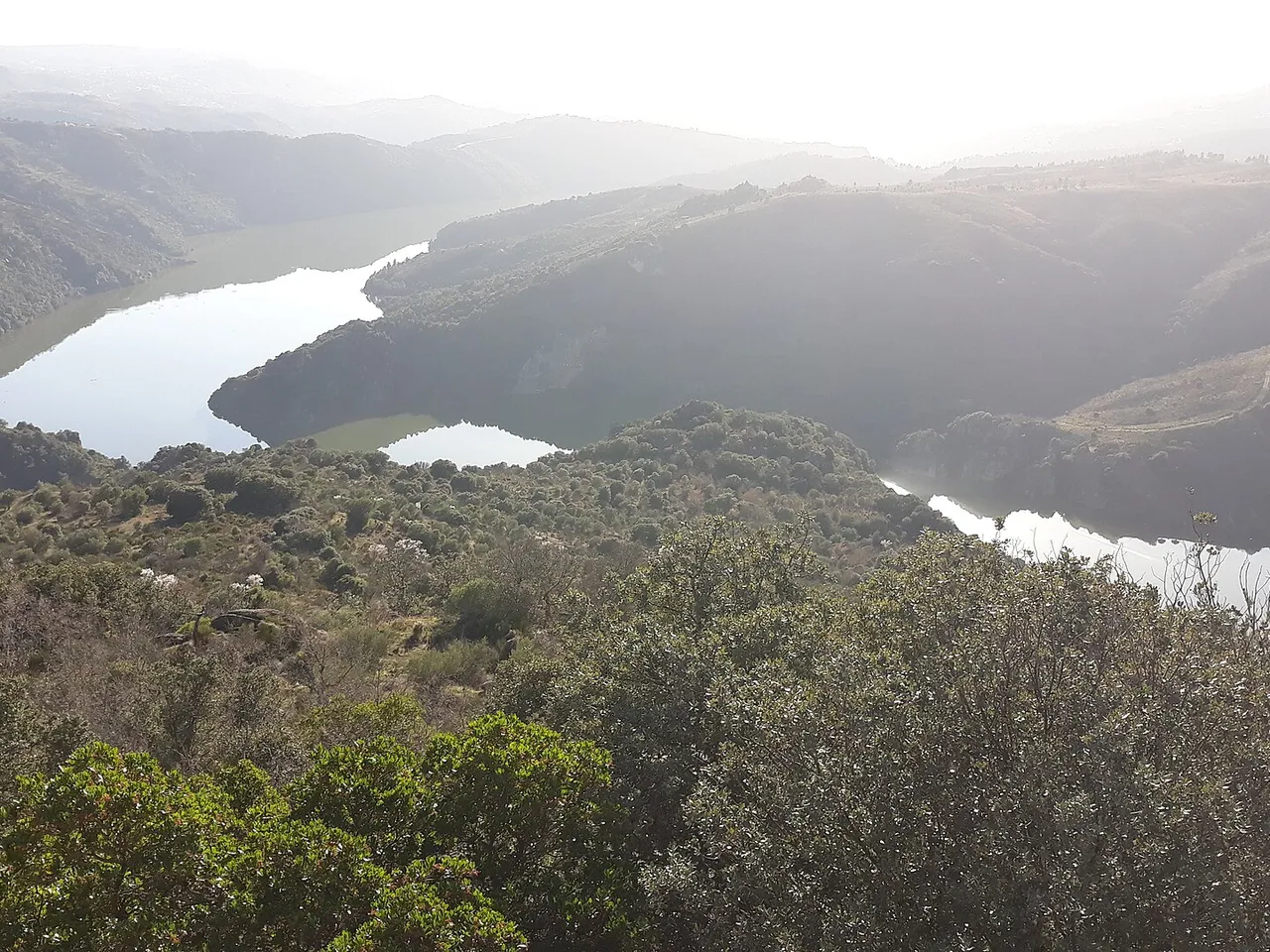 Río Duero entre laderas de los Arribes cerca de Fermoselle