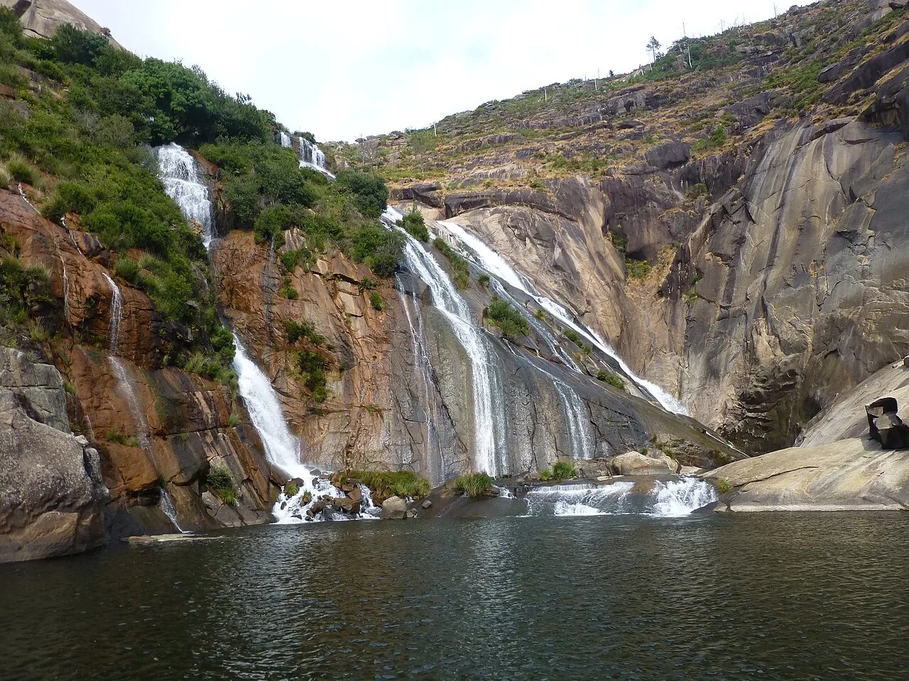 Granito del monte Pindo junto a la cascada