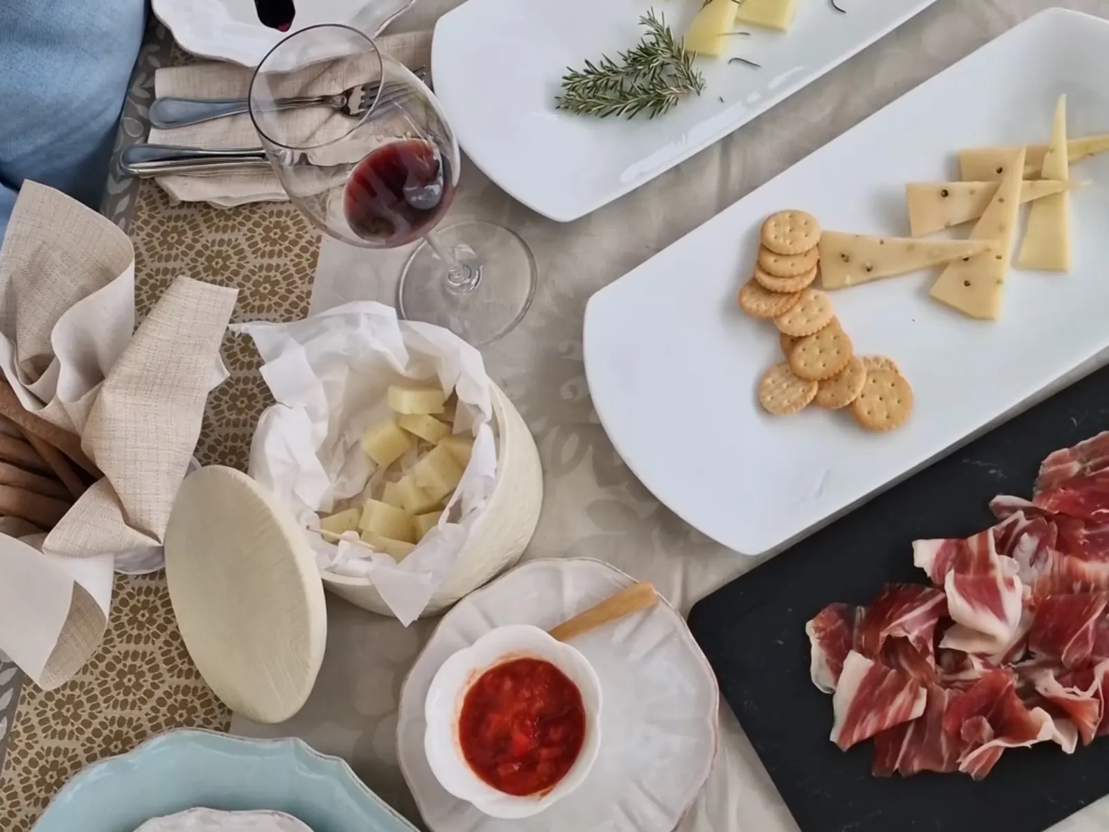 Aperitivo de jamón, queso y vino en Finca Antigua
