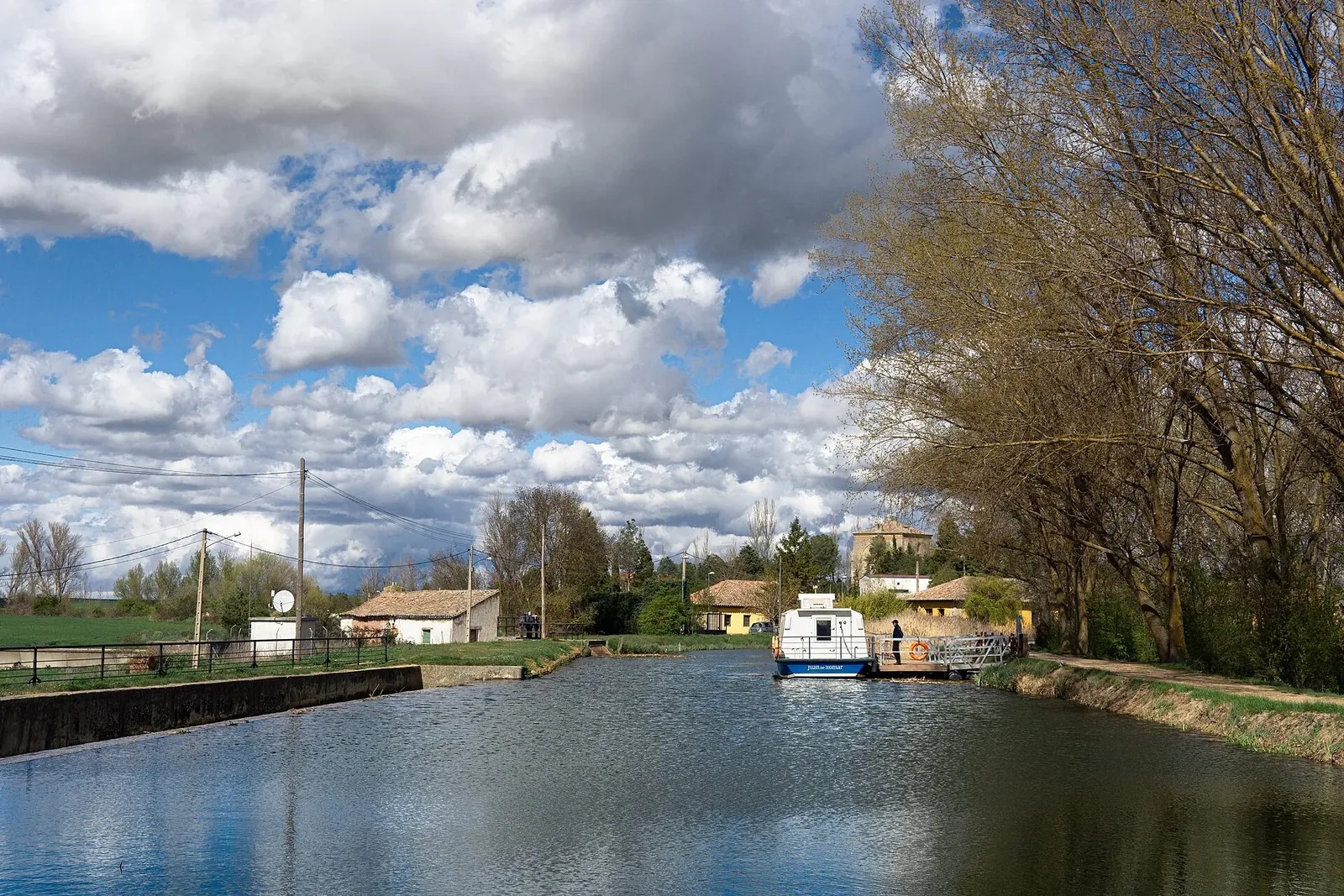 Barco turístico Juan de Homar en el Canal de Castilla en Frómista