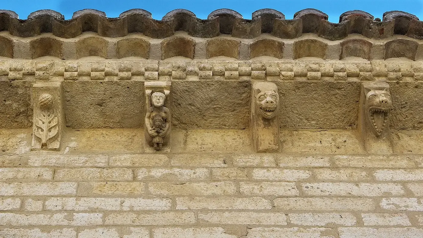 Canecillos tallados del alero de San Martín de Frómista