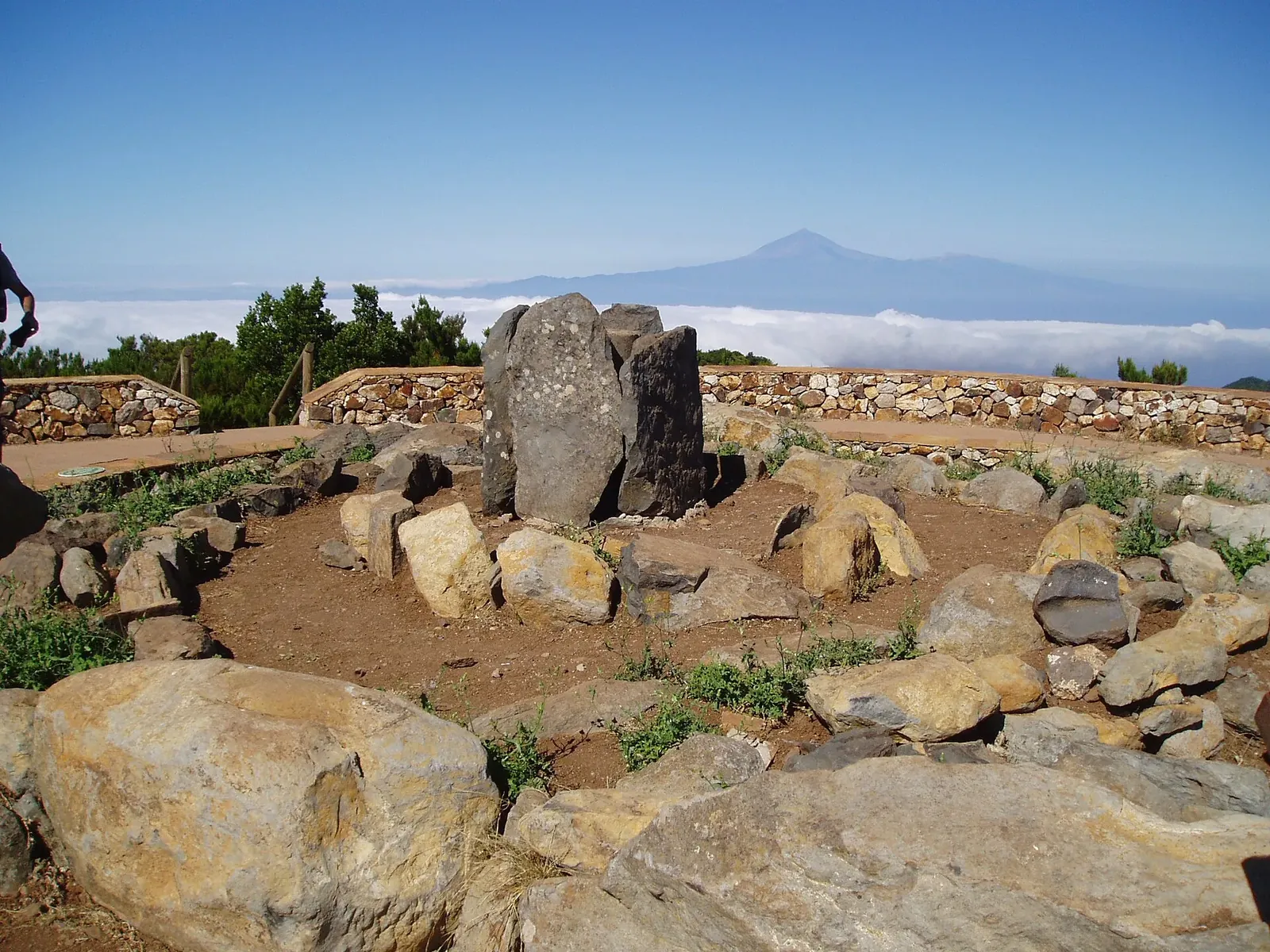 Cima del Alto de Garajonay con el Teide al fondo