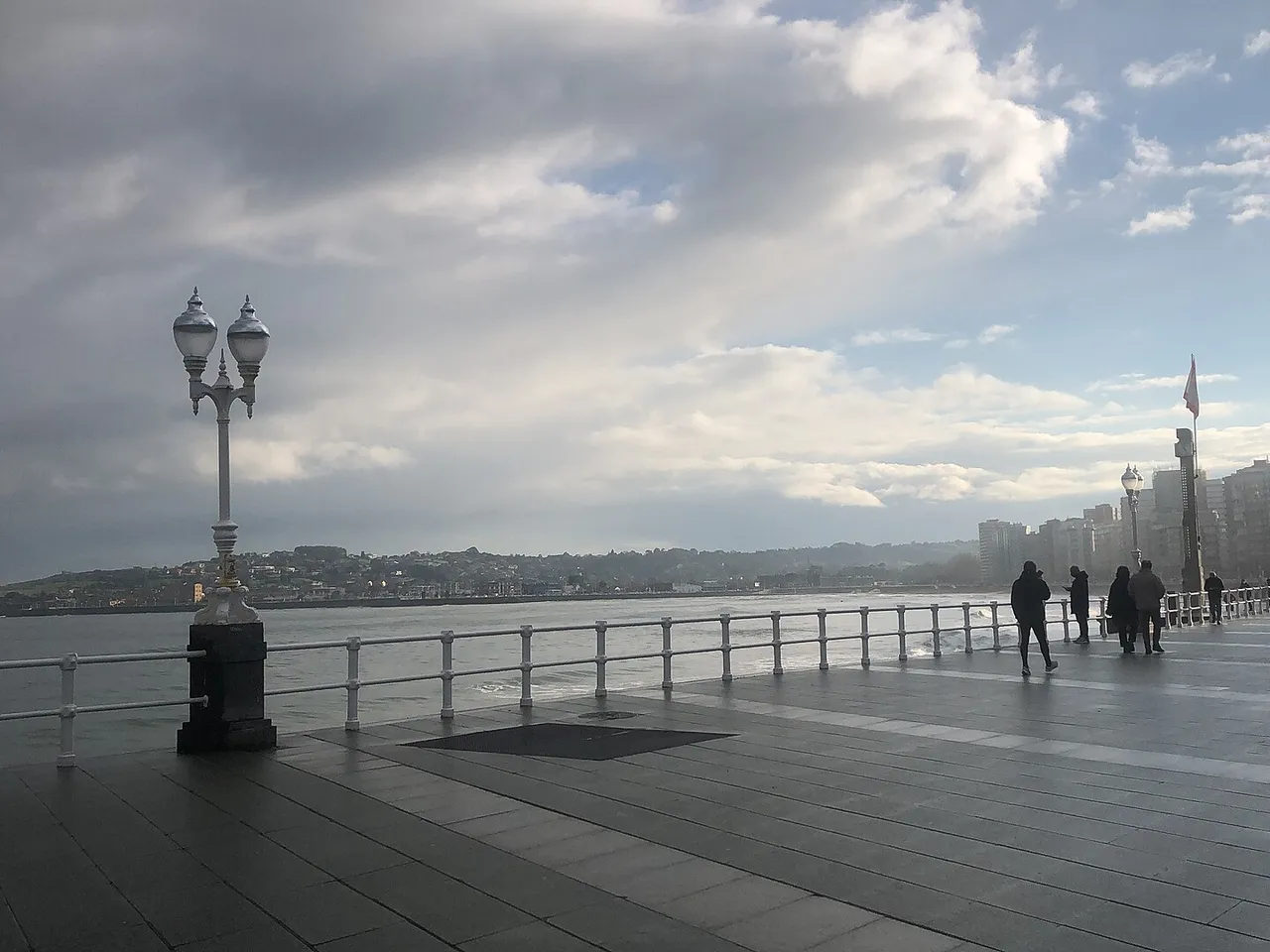 Paseo del Muro y playa de San Lorenzo