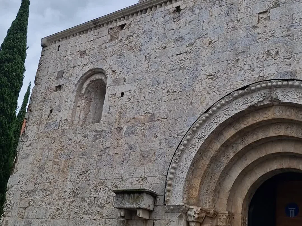 Portada románica de una iglesia