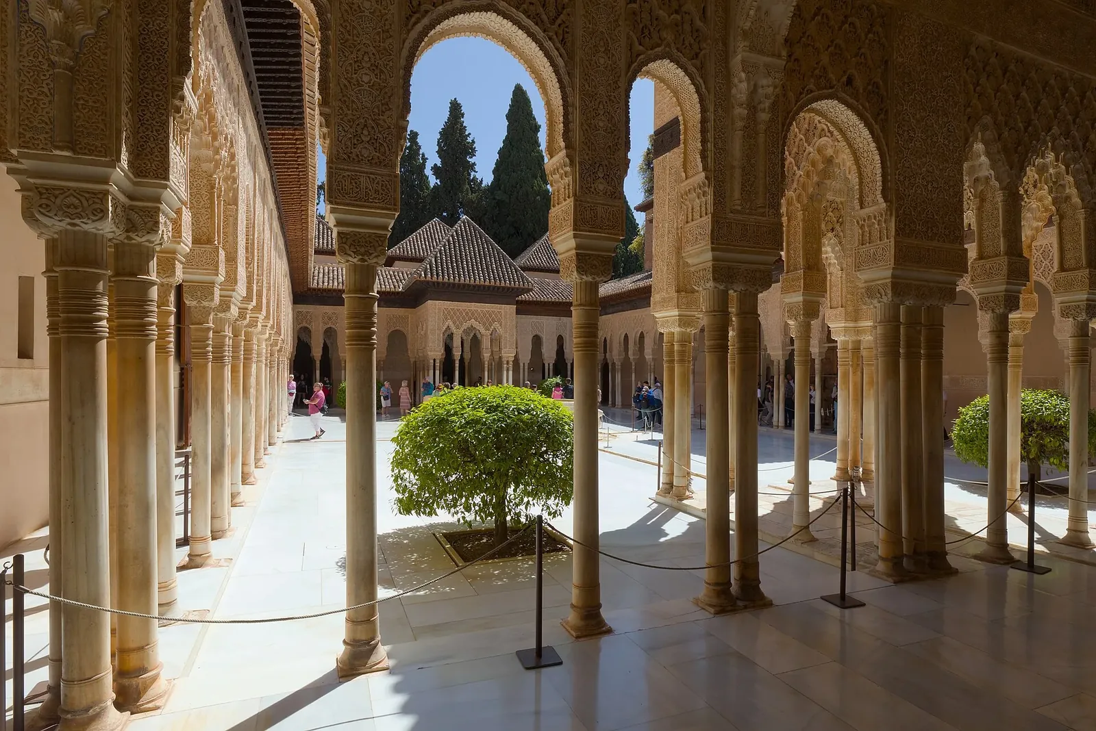 Patio de los Leones de la Alhambra de Granada con su fuente