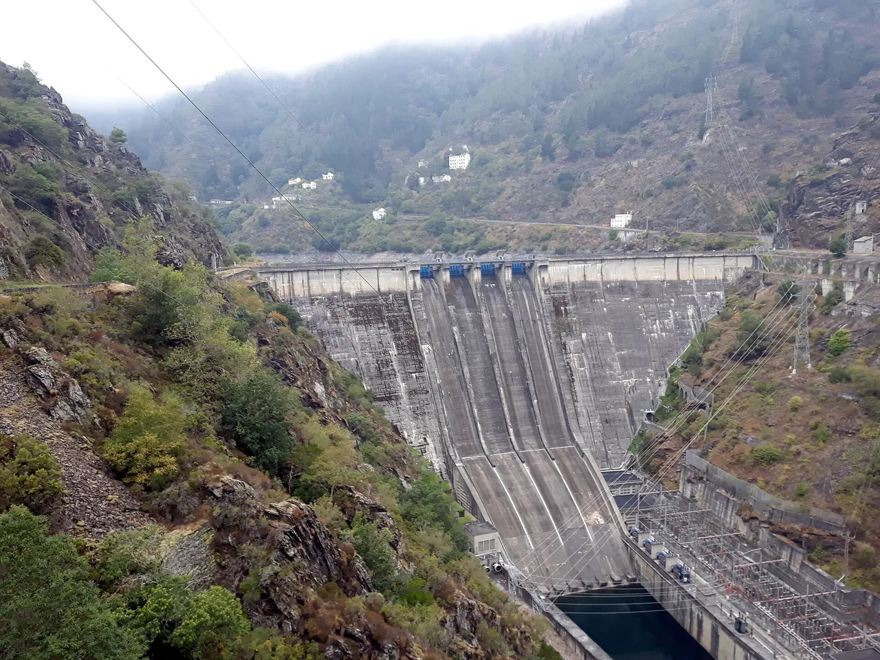 Presa del embalse de Salime
