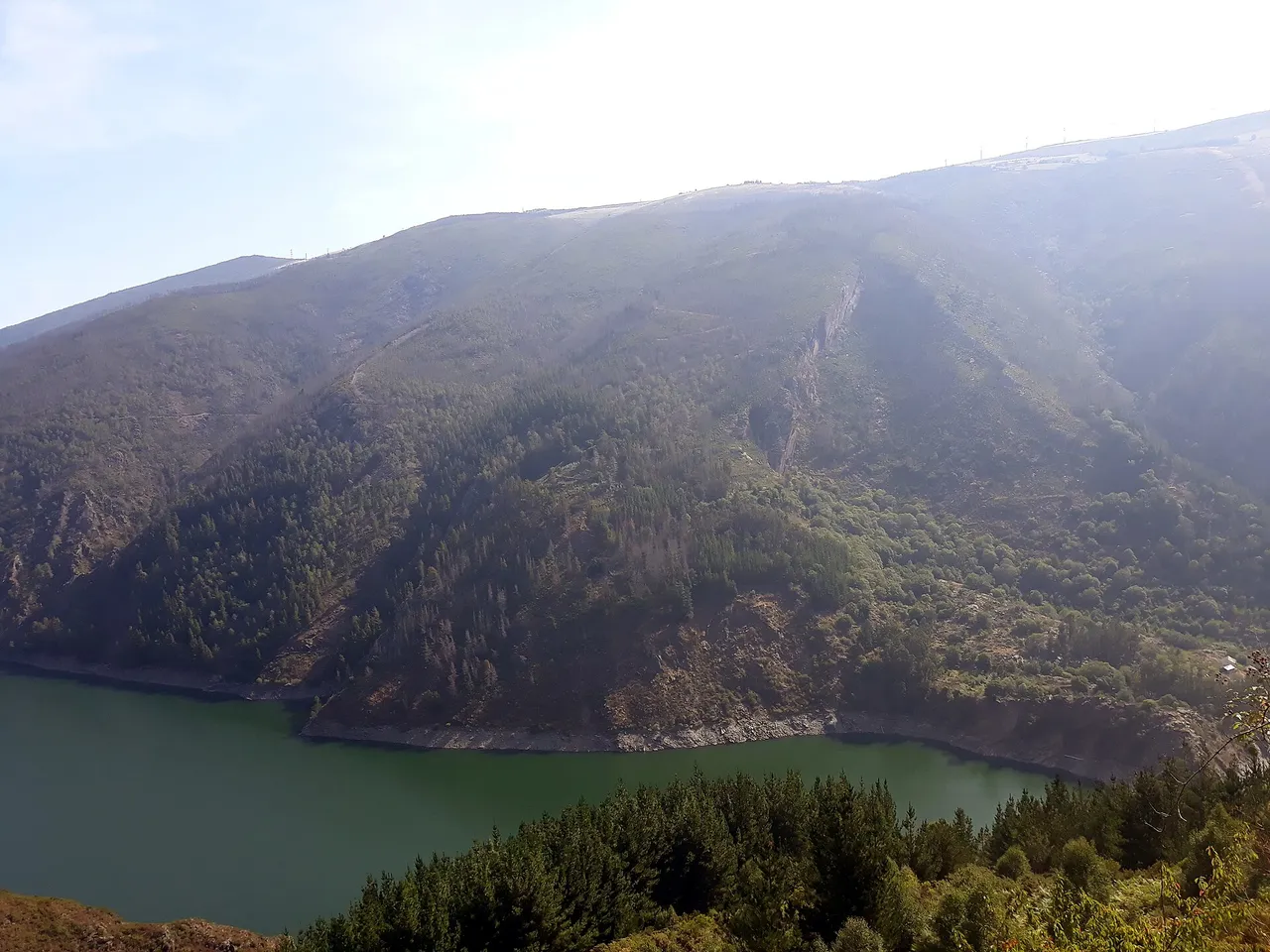 Aguas del embalse de Salime